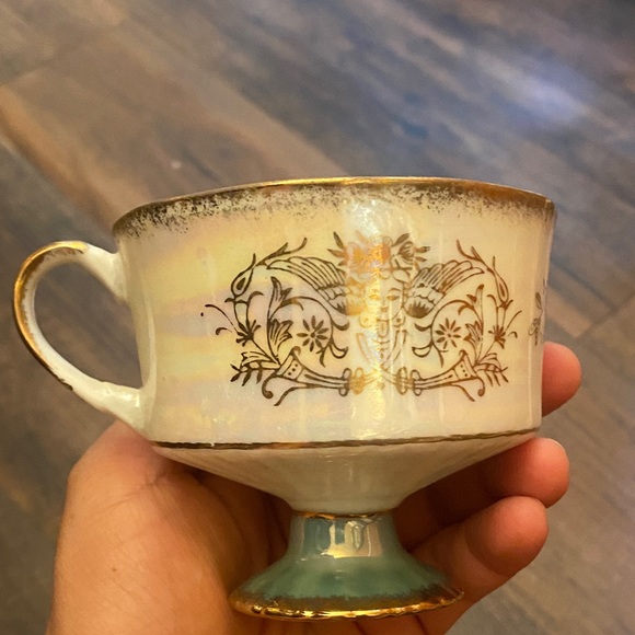 Elegant Iridescent Plate with Gold Details - Picture 11 of 13